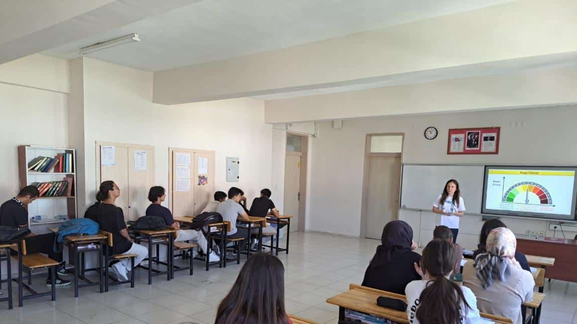 12. Sınıflara sınav kaygısı ve başetmeye yönelik teknikler ile ilgili seminer yapıldı 